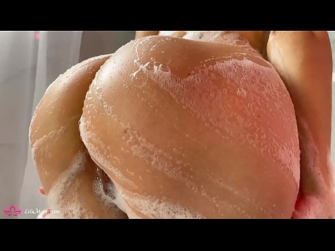 ❤️ Brunette په شاور کې د شدید orgasm لپاره د وایبرټر سره بلی مشت زنی کوي ❌ په موږ